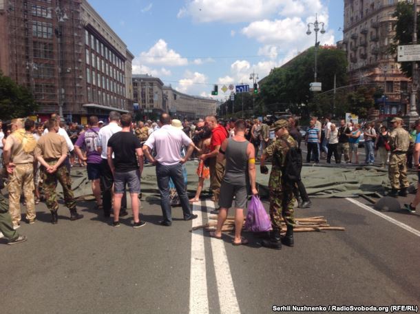 В Киеве активисты пытались перекрыть Крещатик (фото)