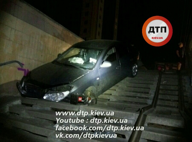 В Киеве пьяный водитель на Hyundai заехал в подземный переход (фото)