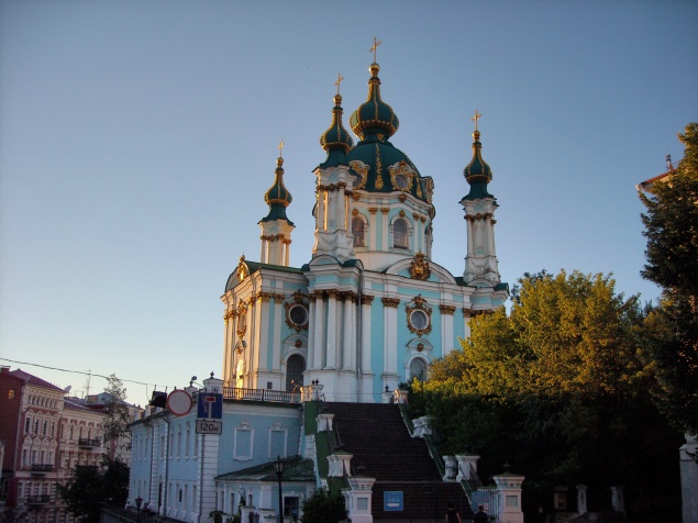На Андреевской церкви в Киеве открыли после реставрации первый шпиль