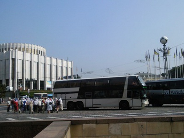 В центр столицы начинают прибывать автобусы с участниками Крестного хода (фото)