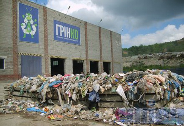 В Голосеевском районе Киева на территории мусорной компании “Гринко" скопилось огромное количество мусора