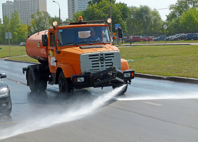 Из-за жары коммунальщики усили полив киевских дорог
