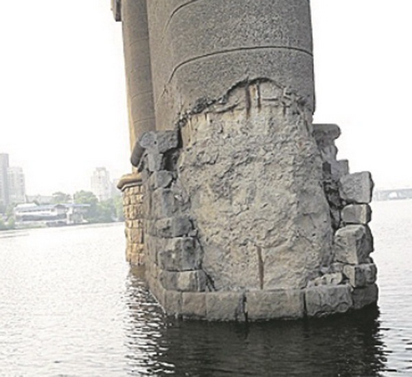 На одной из опор столичного моста Патона обвалился гранит