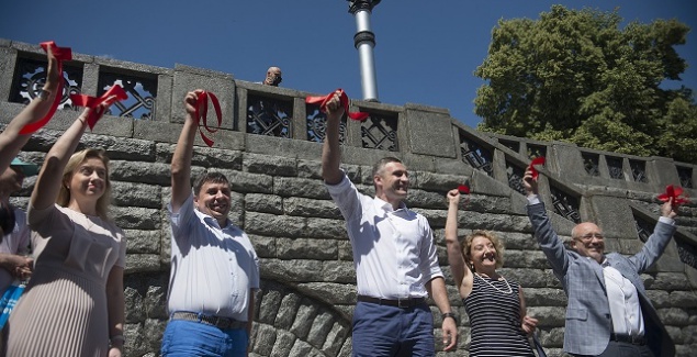 Мэр Киева открыл обновленную лестницу возле Десятинной церкви