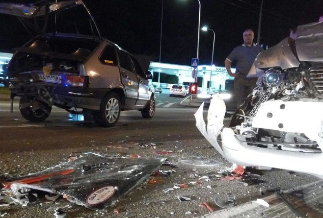 Ночью в Киеве произошло лобовое столкновение двух легковушек (фото)