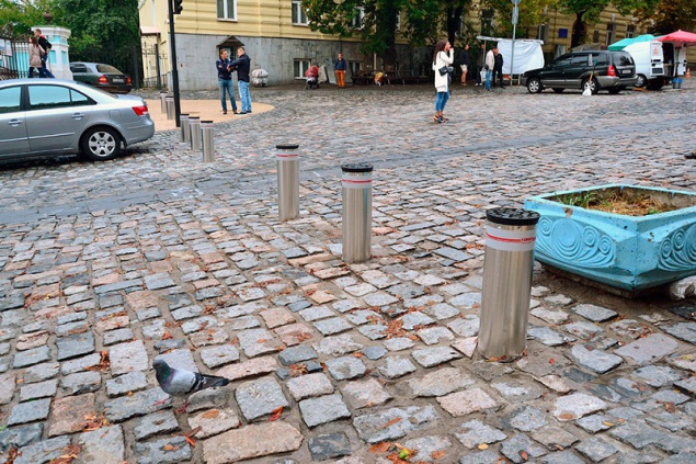 В Киеве неизвестные пытались скупить пульты от боллардов на Андреевском спуске