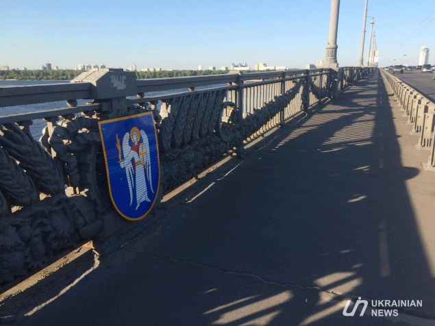 В Киеве начали декоммунизацию моста Патона (фото)