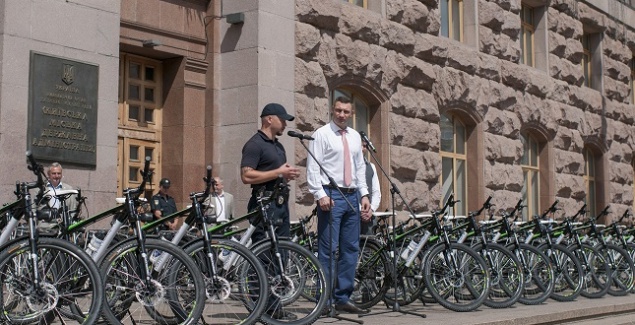 Виталий Кличко передал 100 велосипедов патрульной полиции Киева