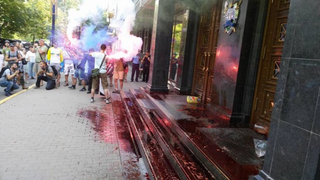 Вход в Генпрокуратуру в Киеве облили красной краской (фото)