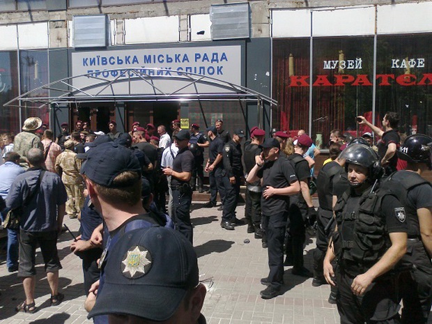 В Киеве произошли столкновения возле кафе “Каратель”: задержаны 17 человек (фото, видео)