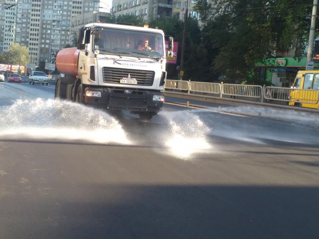 В Киеве из-за жары усилили полив автомобильных дорог (фото)