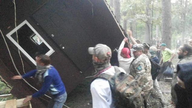 Бойцы ОУН со стрельбой снесли скандальное строительство в Киеве (фото, видео)
