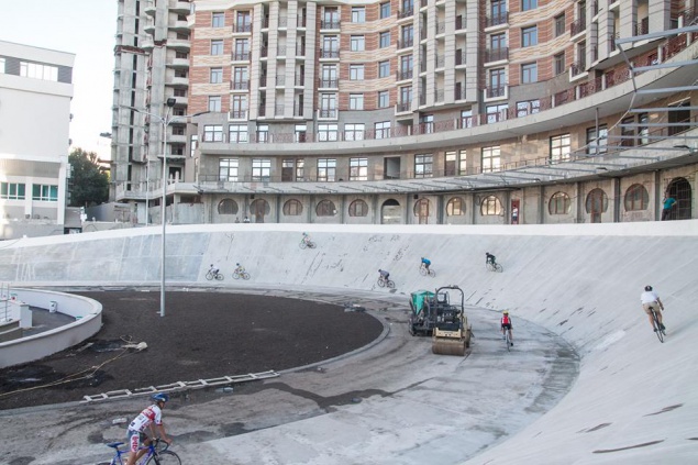Велосипедисты недовольны низким качеством реконструкции Киевского велотрека