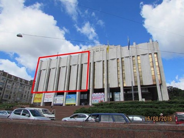 В столице демонтировали незаконный баннер с фасада Украинского дома (фото)