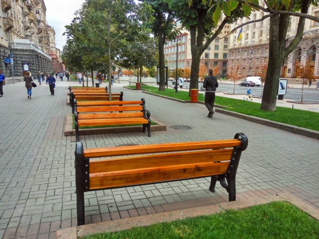 На Крещатике в Киеве обновили скамейки