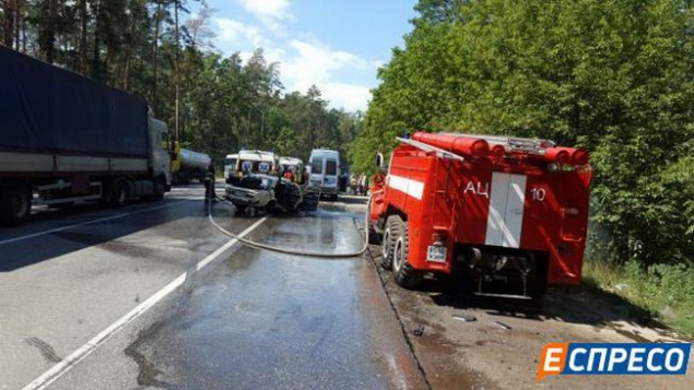 Под Киевом столкнулись два авто и маршрутка: 6 пострадавших (фото)