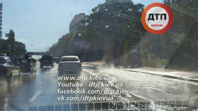 В Киеве бульвар Дружбы народов затопило горячей водой (фото)