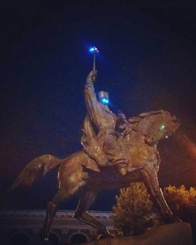 Памятник гетману Сагайдачному на Контрактовой превратили в ночное пугало