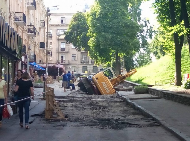 В Киеве возле метро “Золотые ворота” экскаватор провалился под асфальт