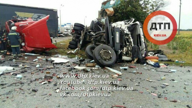 Масштабное ДТП грузовиков под Киевом: один водитель погиб, двое - госпитализированы (фото)
