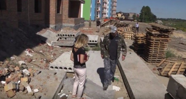 В Ирпене напали на журналистов, которые снимали упавший строительный кран (видео)