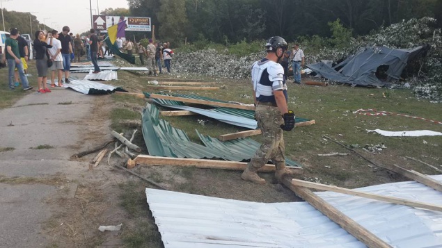 В Киеве активисты снесли забор на месте стройки в районе Голосеевского парка (фото, видео)