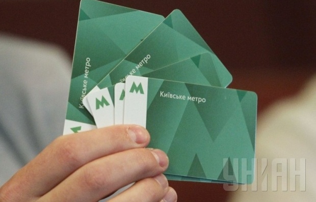 В киевском метро стали чаще пользоваться бесконтактными карточками