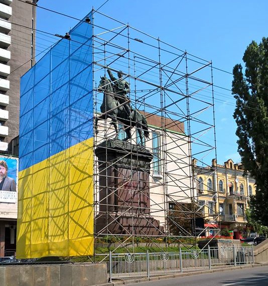 Памятник Щорсу в Киеве прикрыли флагом Украины