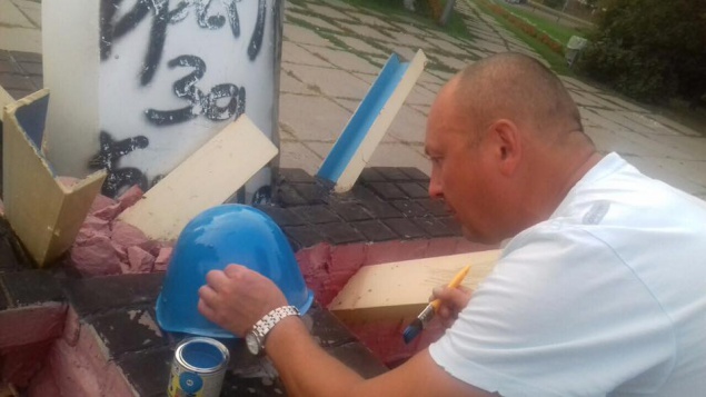 В Киеве вандалы осквернили памятный знак Небесной Сотне (фото)