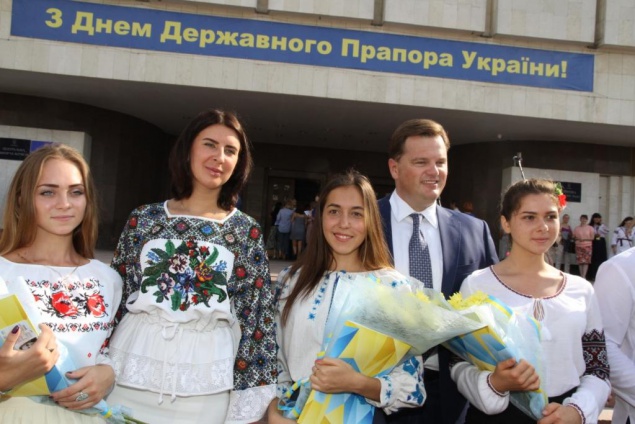 На Київщині урочисто підняли жовто-синій прапор України та стяг з підписами бійців АТО
