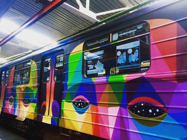 Испанский художник завершил оформление состава киевского метро