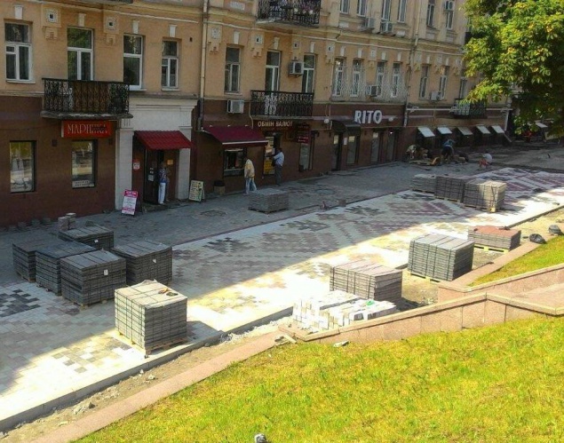 В Киеве возле Золотых ворот тротуар выкладывают в виде национального орнамента