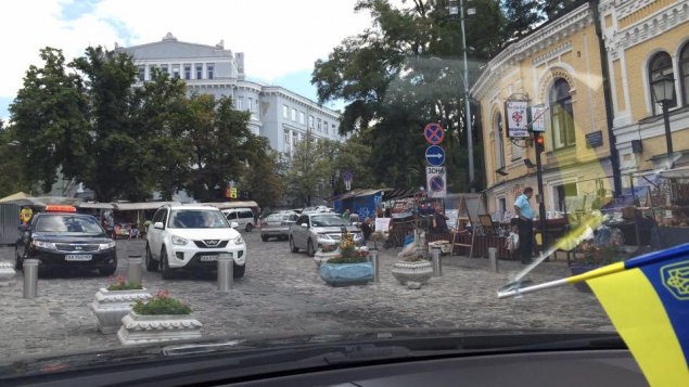 Несмотря на болларды, в Киеве на Андреевском спуске продолжают ездить автомобили (фото, видео)