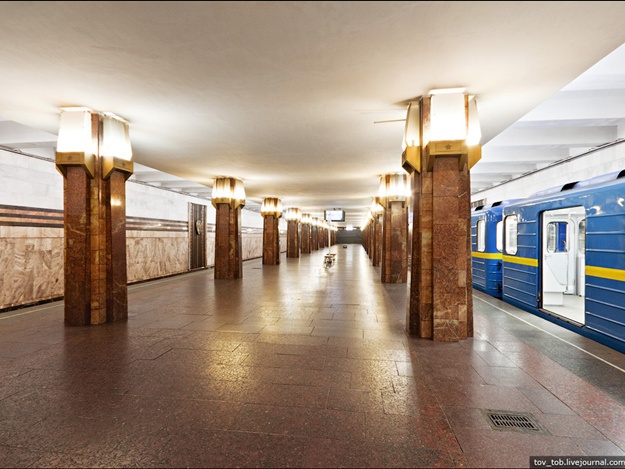 На платформе киевской станции метро “Героев Днепра” появилась трещина (фото)
