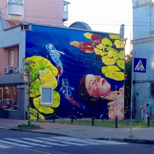 В Киеве на Подоле украинская художница создала яркий мурал