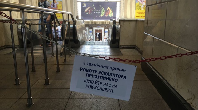 Главе “Укрзализныци” Бальчуну напомнили о неработающем эскалаторе на центральном киевском железнодорожном вокзале