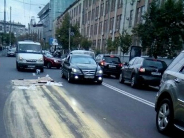В Киеве “пожелтела” дорога по улице Мельникова (фото)