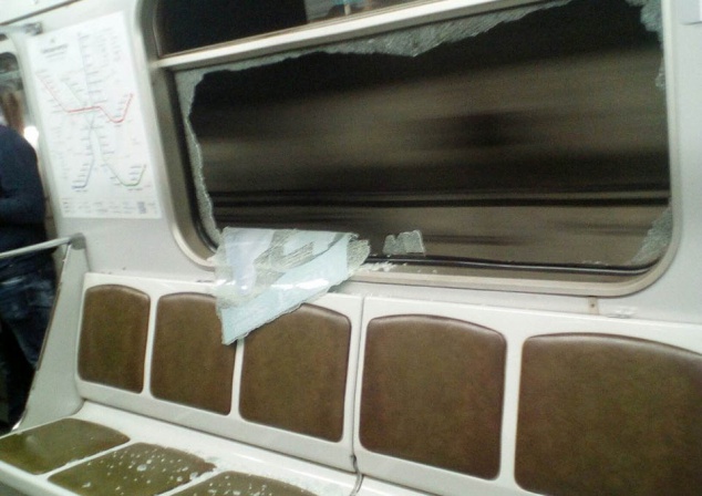 В киевском метро ездил поезд с разбитым окном