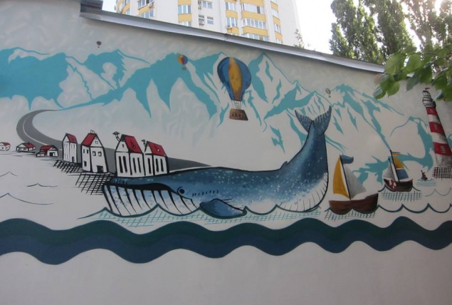 Мурал с огромным китом создали в Киеве на Святошино