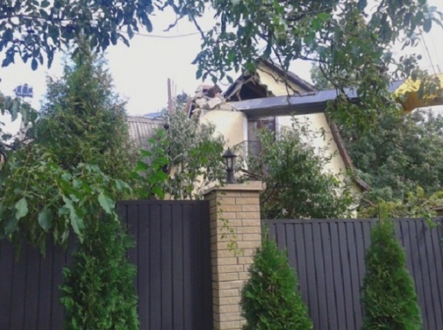 В центре Киева автокран рухнул на крышу жилого дома (фото)