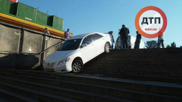 На Борщаговке в Киеве водитель Toyota Camry заехал в подземный переход (фото)