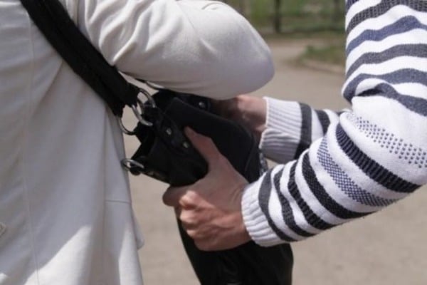 В Киеве на Троещине у мужчины отобрали сумку с 365 тыс. долларов