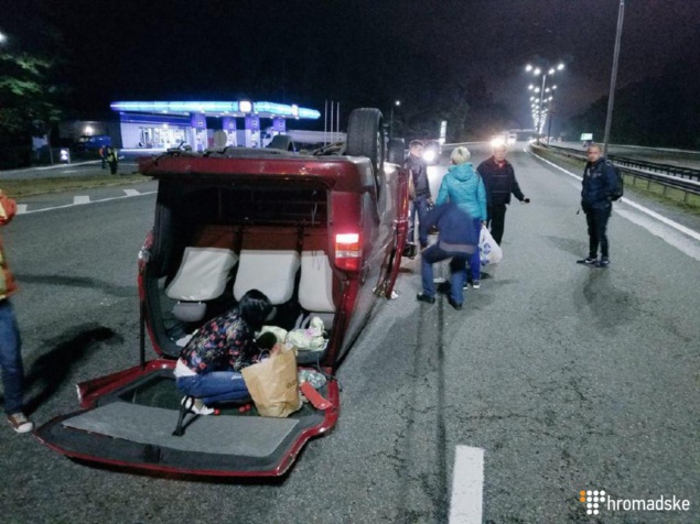 На Бориспольской трассе BMW протаранил микроавтобус с людьми