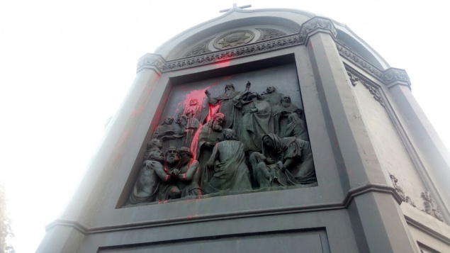 В Киеве вандалы облили красной краской памятник Владимиру Великому (фото)