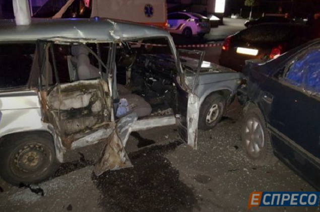 Ночью в Киеве ВАЗ протаранил два авто, водитель вылетел через лобовое стекло (фото)