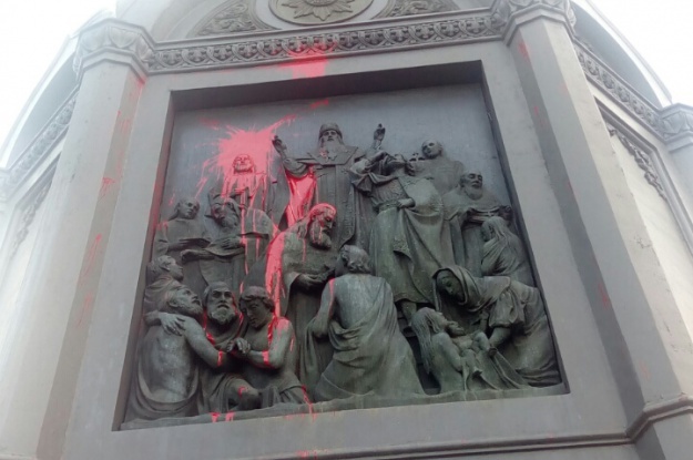 Памятник князю Владимиру в Киеве не удалось отмыть от красной краски (видео)