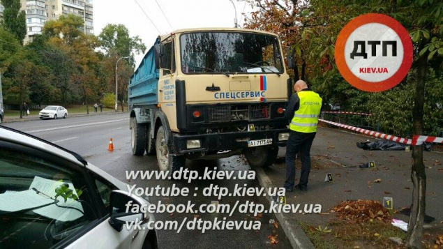 В Киеве грузовик насмерть сбил сотрудника НБУ (фото)