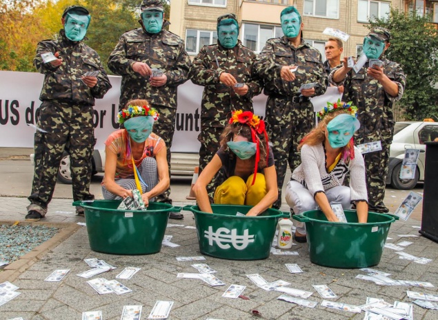 Обнаженные активистки закидали посольство США в Киеве долларами с коллажем Януковича и Гонтаревой (фото)