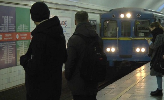 В Киеве на рельсы метро упал мужчина (фото, видео)