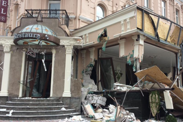 Трактором в ресторан: в Киеве снесли пристройку к ресторану “Девайс” (фото)